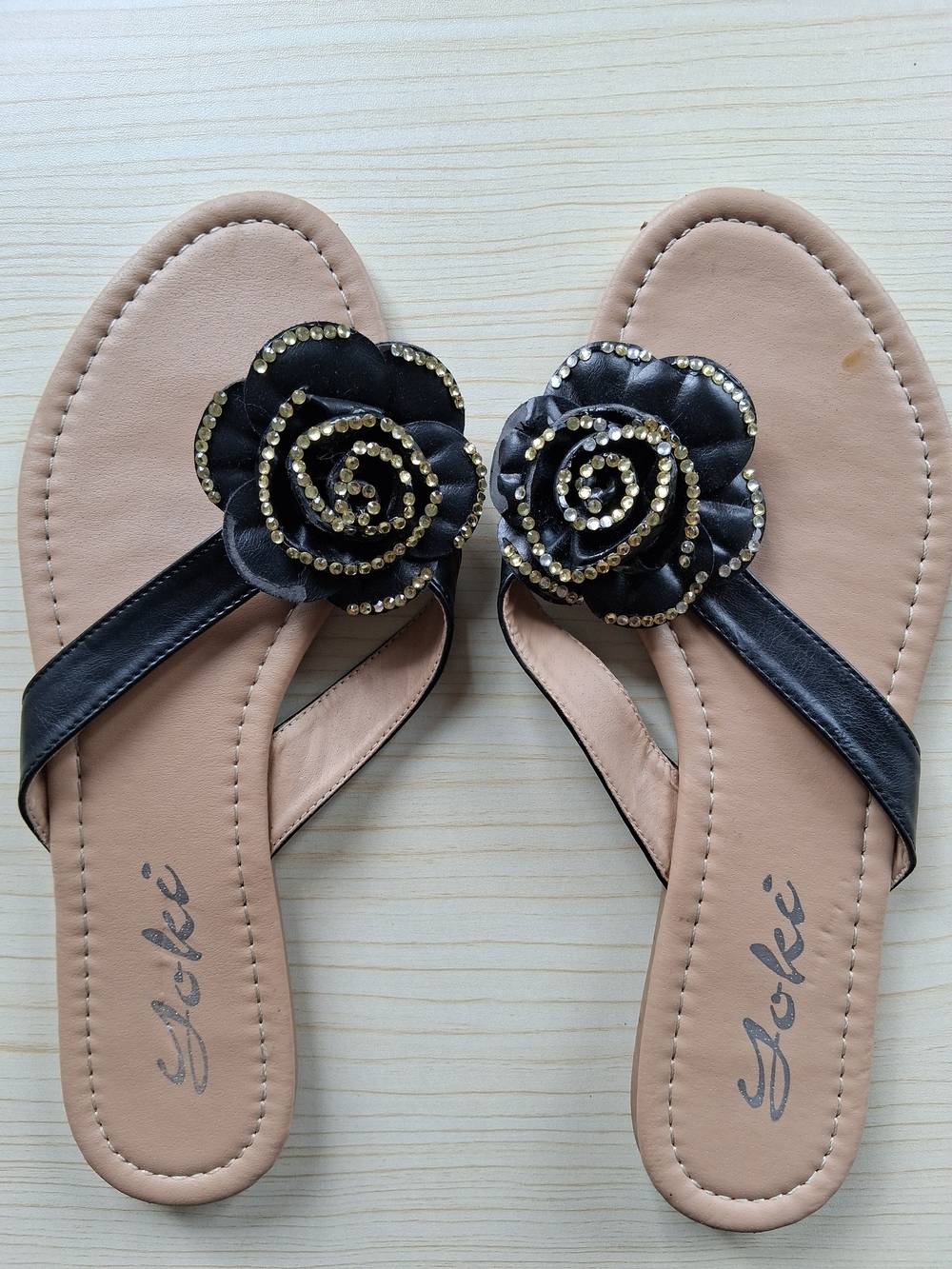 Yoki Size 7.5 Black Flower Gemstone Thong Sandals